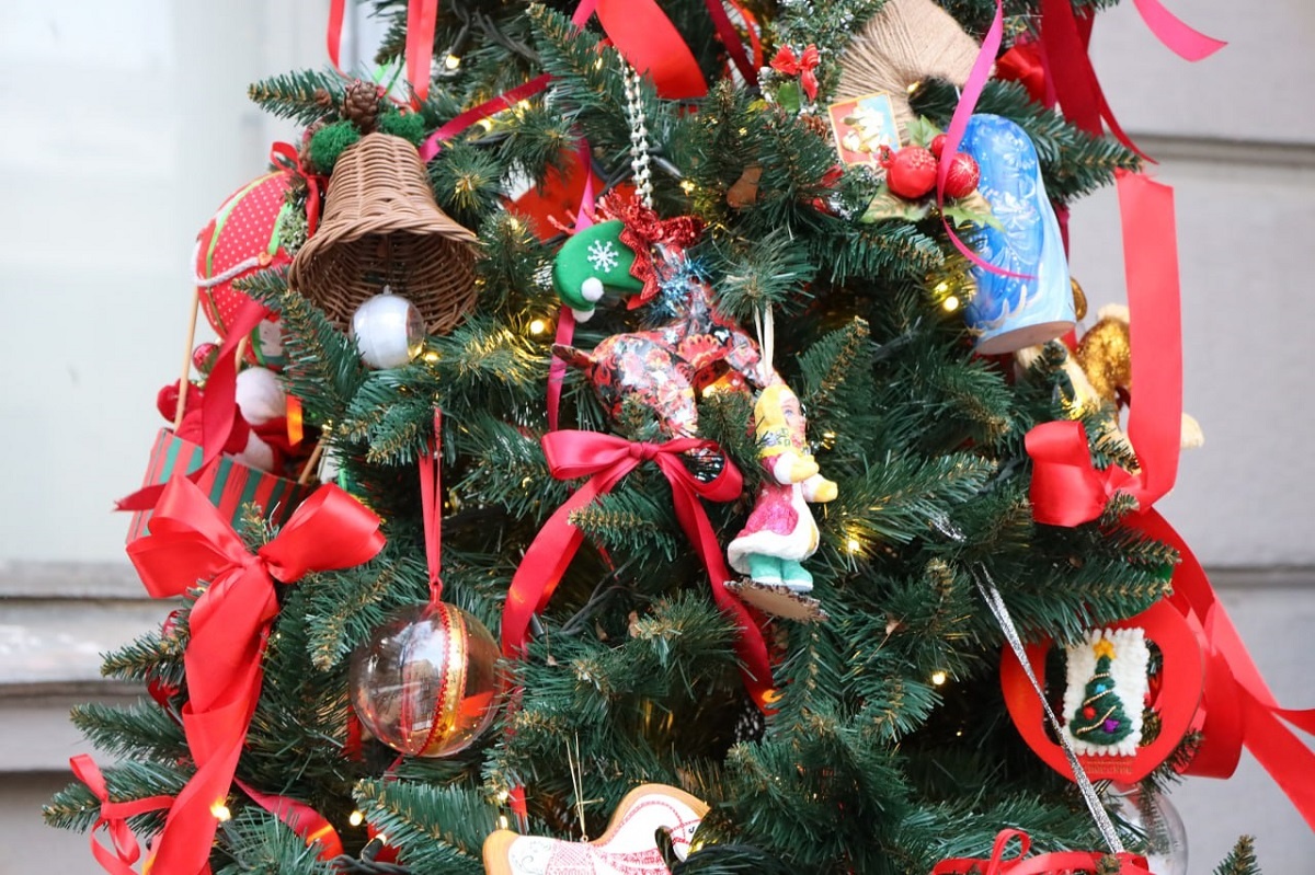    На ёлке разместили более 100 авторских игрушек