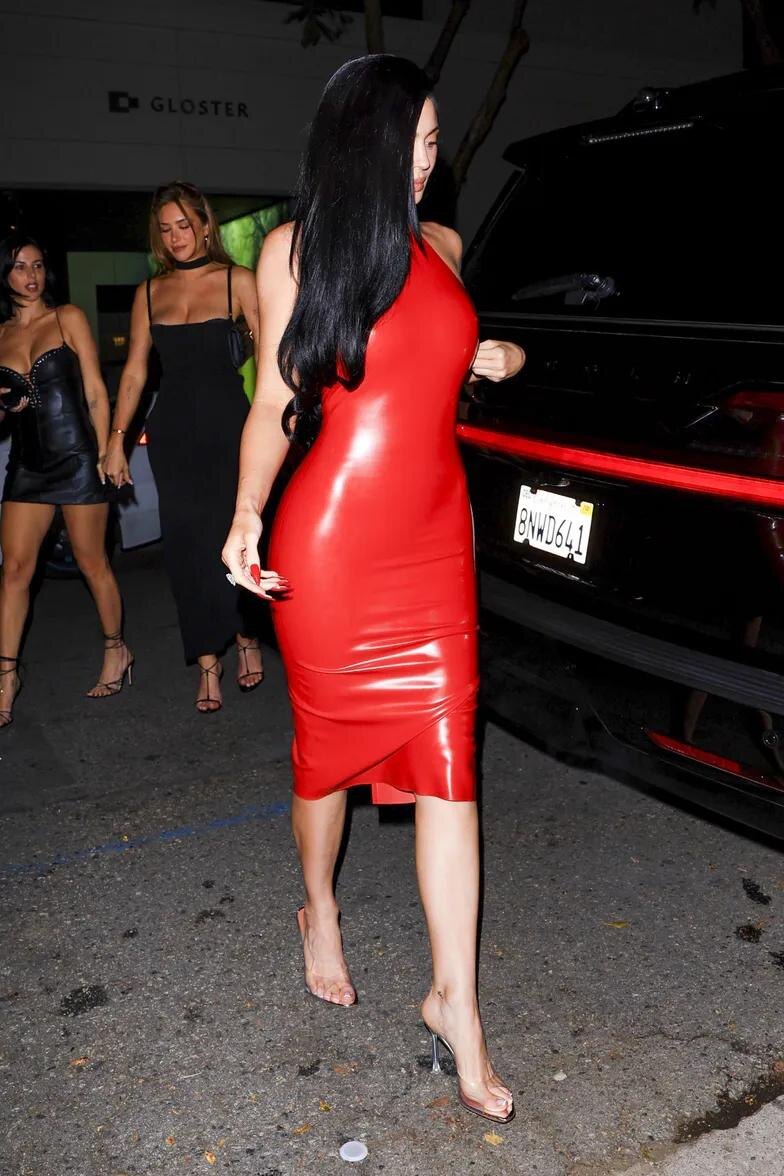    Источник: BACKGRID | Кайли Дженнер в красном