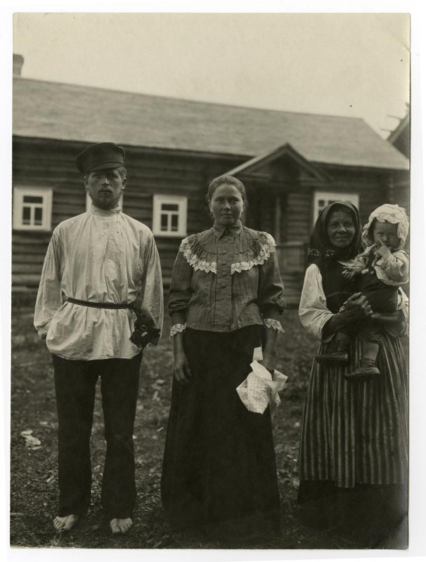 Крестьянская семья деревни Овинчища Пошехонского уезда Ярославской губернии. Фотография Василия Михайловича Машечкина, 1912 год. Из собрания Государственного этнографического музея
