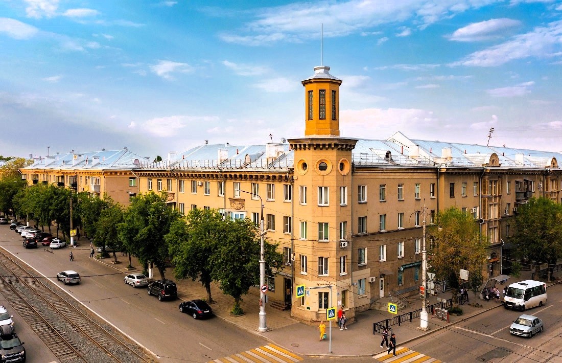 "Дом с башней" на улице Ленинградской