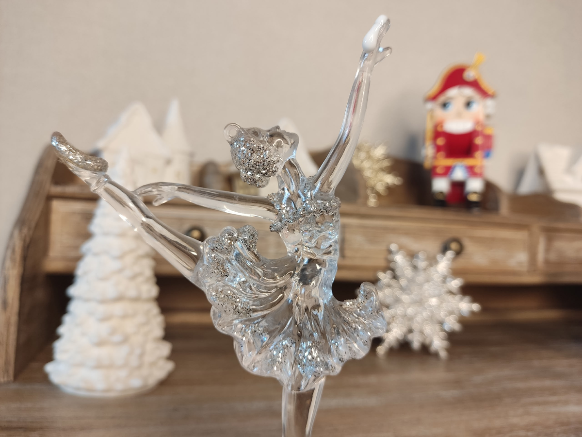 Лёгкость текстуры - крем мгновенно тает на коже, полностью впитываясь и не оставляя жирного блеска