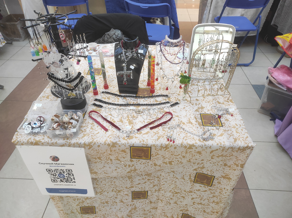 Такой вот столик получился. Скромненько, но со вкусом 