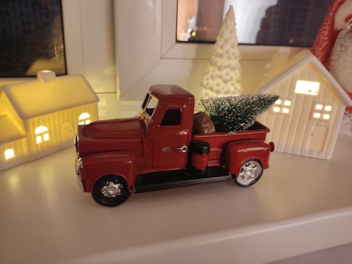 Красный грузовик в белом городе