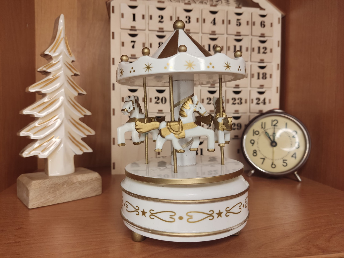 В белый городок допускается немножко золотого