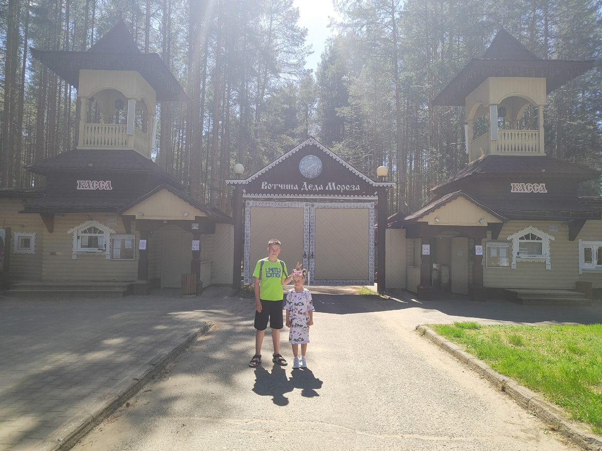 Главные ворота Вотчины Деда Мороза. Мая 2025 года. 