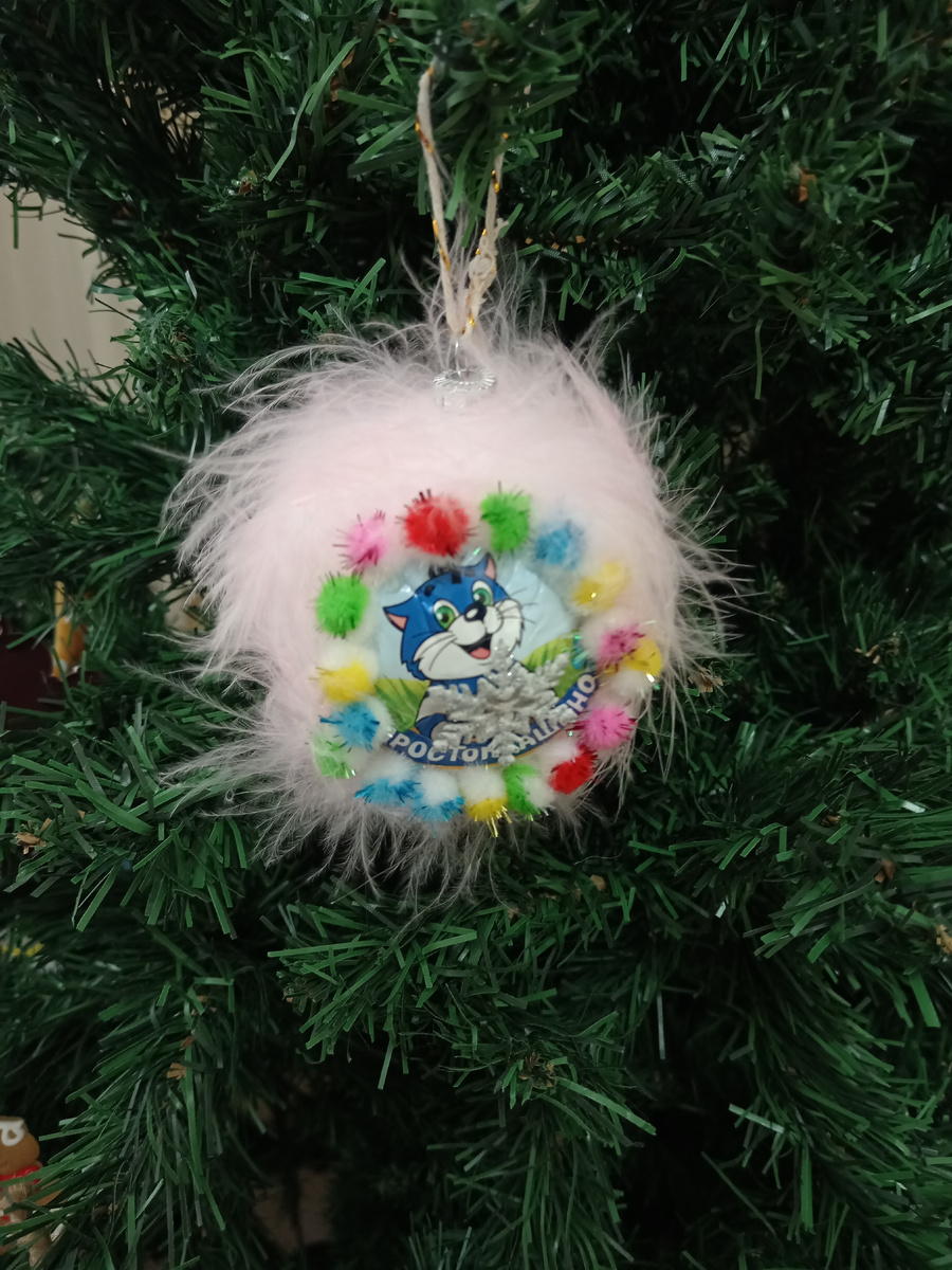 В этом году тема конкурса : елочный шар с героями мультфильма "Простоквашено", "Дед Мороз и серый волк", "Ну, погоди!" (8 выпуск) 