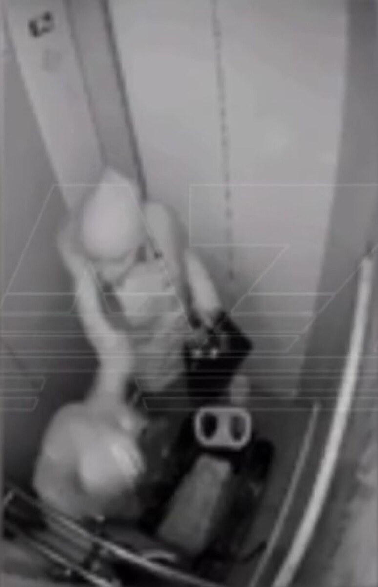    Камеры зафиксировали действия женщины в подъезде и лифте. Источник: Baza