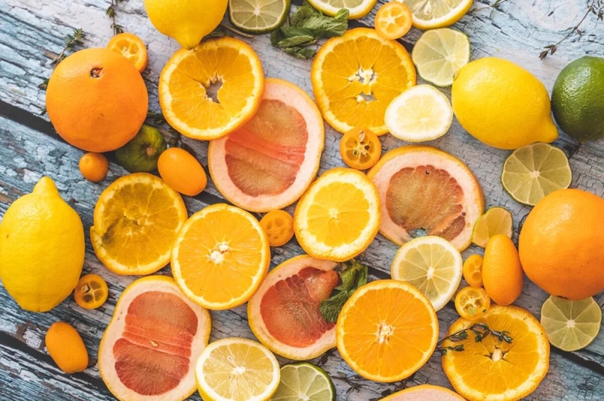    Цитрусовые содержат витамины группы В, калий, кальций и магний, являются источником пищевых волокон.