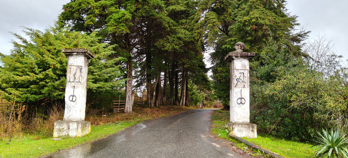 Вот так выглядит вход на дорогу, ведущую ко дворцу князя от остановки маршрутки