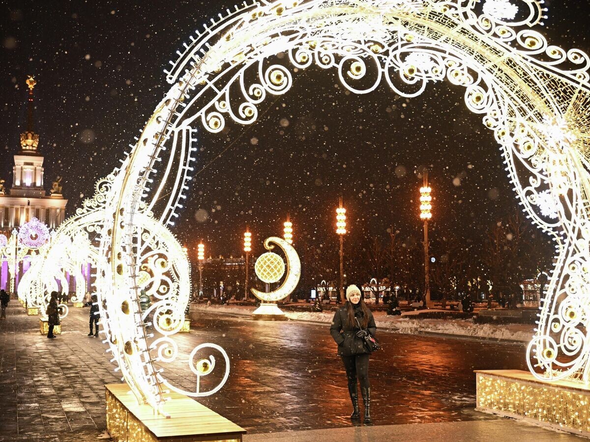    Новогоднее украшение и здание павильона №1 "Центральный" на ВДНХ в Москве. | © РИА Новости / Сергей Бобылев