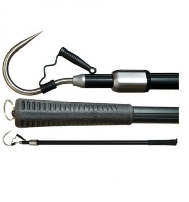 Последние два преимущества делают багор актуальным и для летней рыбалки. Некоторые рыболовы предпочитают его подсачеку при ловле по открытой воде. Багры не делятся строго на летние и зимние. Главное отличие заключается в размере ручки – у хорошего летнего инструмента она должна быть гораздо длиннее.