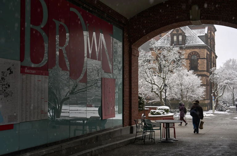 Студенты покидают кампус. Вчерашнее фото из открытых источников. 