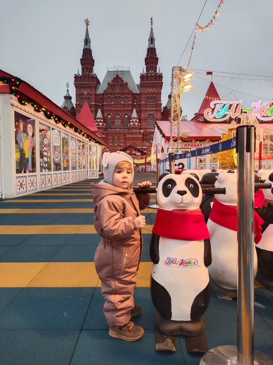 Суббота. 9 утра. Красная площадь. ГУМ-каток принимает хоккеистов. И нас)