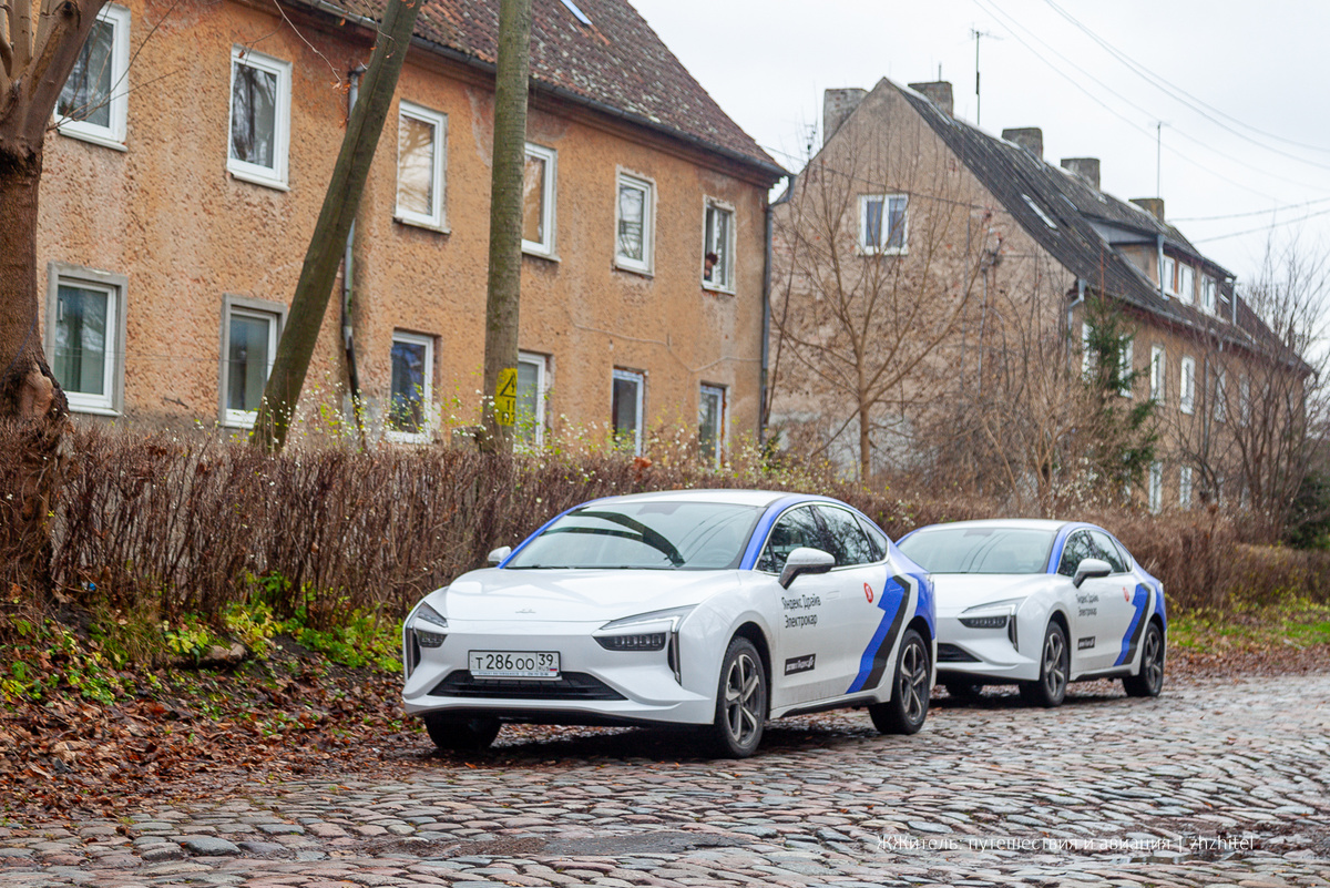 Электромобили на фоне немецких домов в городе Неман