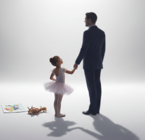 Девочка бессознательно обесценивает мать и идеализирует отца.