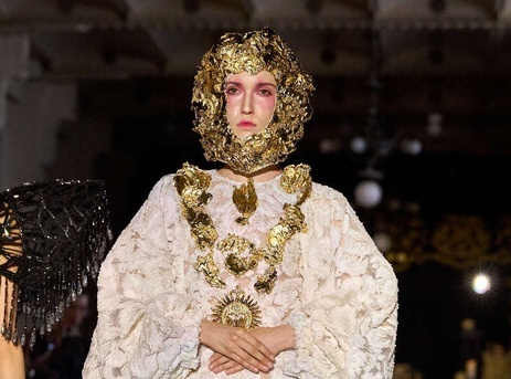 А теперь самый шaндaрaхнутый кутюр в нашем очередном выпуске "Модная отрыжка 2025 года"!