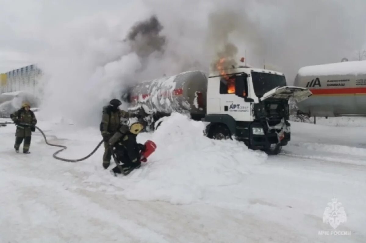    В Сургуте пожарные потушили автоцистерну на АГЗС