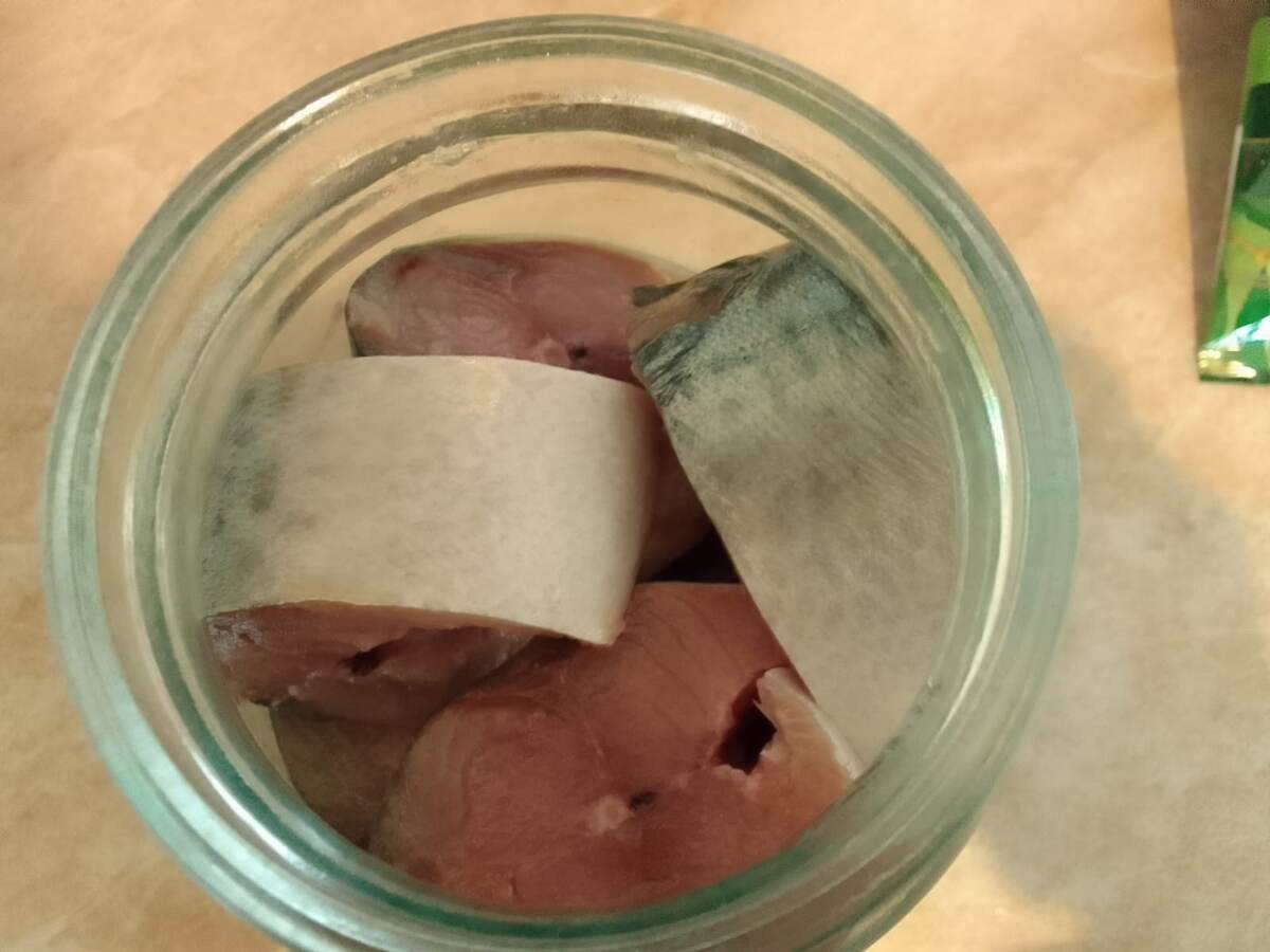 Рыбу плотно уложить в банку и залить рассолом 