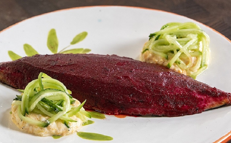 Нежная скумбрия под яркой шубой, и это не салат: самый яркий и неожиданный рецепт для вашего новогоднего стола