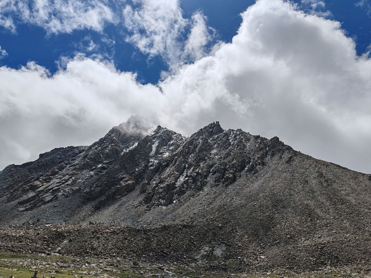 Иногда кажется, что всё идёт по плану. А потом появляется ветер, его величество случай, весы и... совершенно новый маршрут.

Во время нашего недавнего путешествия к Кайлашу мы решили пройти сложный перевал Тары на лошадях. Погода была мокрая, Гора нам показывалась то одним краем, то другим. Я заранее вечером договорилась о лошадях — выбирают лошадок по жребию: никаких списков, просто как ляжет карта. Утром приходят конюхи, выводят лошадей и начинают взвешивать участников. Меня заранее предупредили: «вес не больше 200 кг». Уточнила несколько раз — да, именно килограммов.

А утром вдруг выясняется: ограничение — 100 кг. И у нас один участник оказался тяжелее на 700 грамм. Семьсот! В куртке, в штанах, трех кофтах, с капюшоном от утреннего ветра.

Но конюхи были непреклонны: «лошадка не повезёт». И всё.
Так трое отправились верхом, а мы — поддерживать товарища, который пошёл через перевал пешком. С намерением — отпустить карму прошлого и пройти свою дорогу осознанно.

✨ Я всегда говорю: путешествие — это не только маршрут и комфорт. Это узор, который складывается сам. Где-то это будет вертолёт и живописное ущелье, где-то — конь и холодный перевал. А иногда — просто ты, и путь, и глубокое понимание, зачем ты здесь.

В BrightUp мы делаем путешествия разными.
Можем организовать всё с максимальным комфортом — с вертолётами, мягкими постелями и вкусной едой по вашей диете. 
А можем — для тех, кто ищет вкус настоящего приключения: пыль, перевалы, пешие переходы. И главное, что в каждом из выбранных вариантов будет настоящая внутренняя работа.

Важно не как — а зачем.

— Екатерина Шляхова
организатор путешествий BrightUp