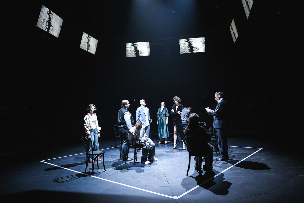    Сцена из спектакля «Последние»