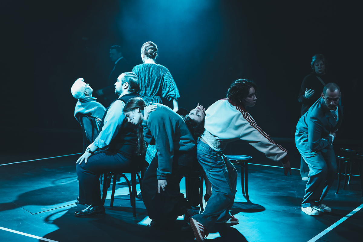    Сцена из спектакля «Последние»