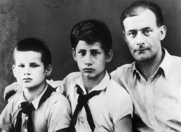 Маркус Вольф с отцом и братом Конрадом