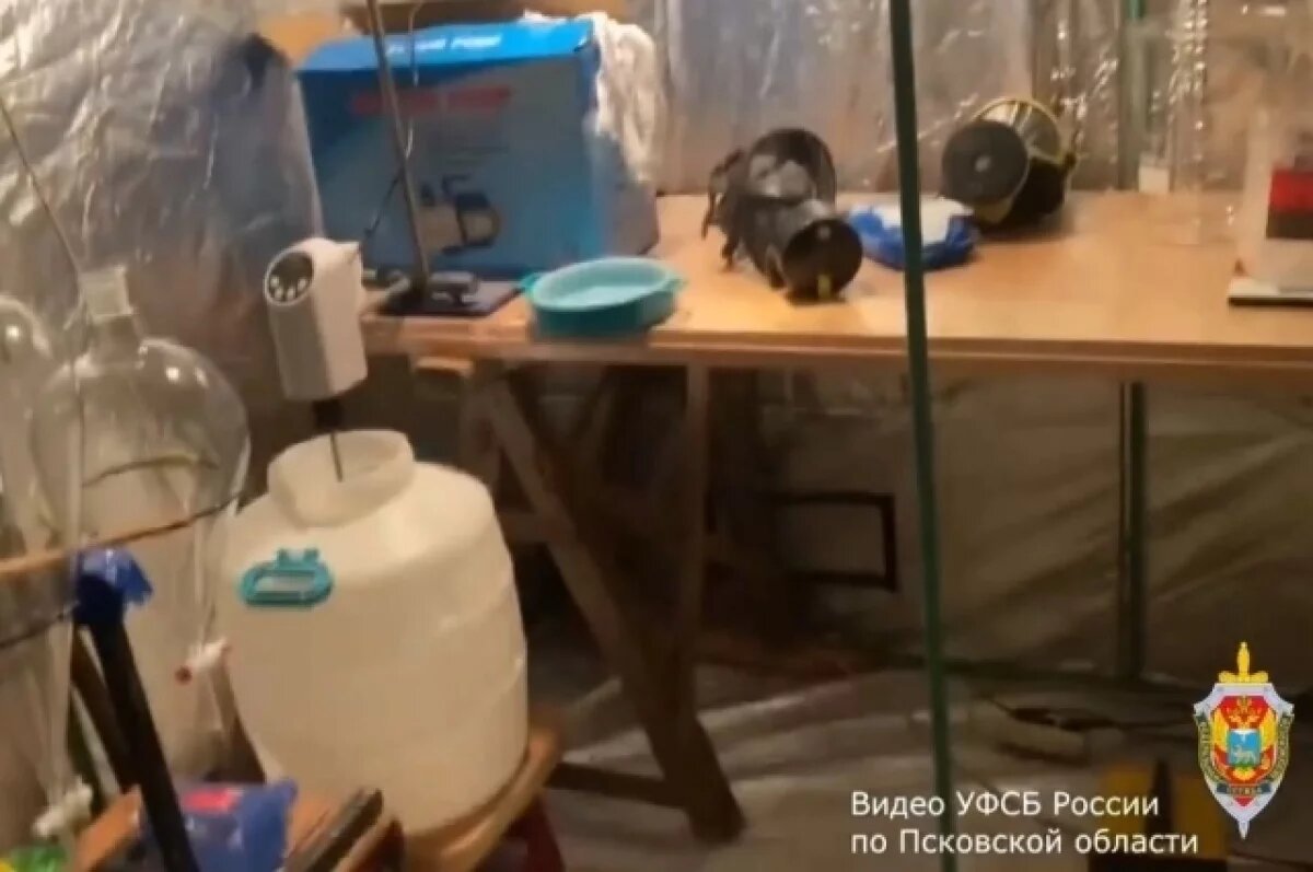    Трех мужчин, производящих наркотики, задержали в Псковской области