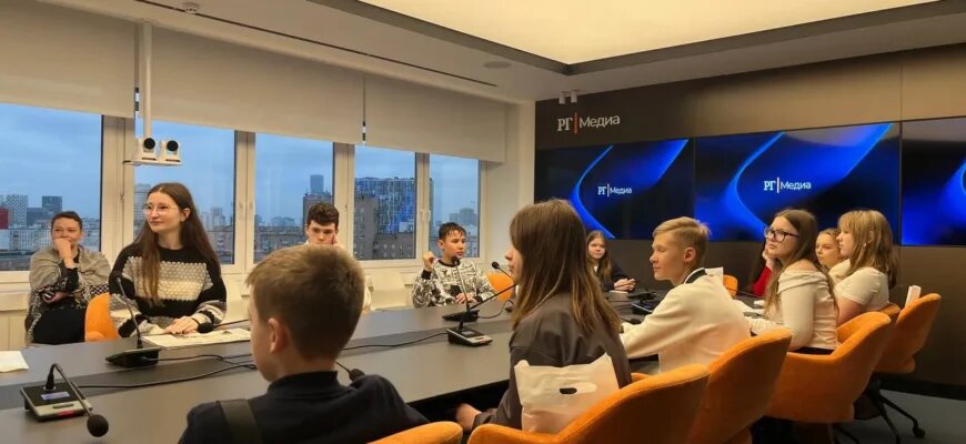    Домжуровцы участвуют в пресс-конференции в "Российской газете" Полина Огородникова