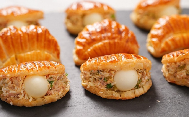 Новогодние «ракушки» из слоёного теста: закуска, от которой гости будут в восторге