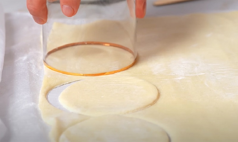 Новогодние «ракушки» из слоёного теста: закуска, от которой гости будут в восторге