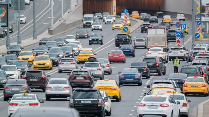 Автомобили на дороге. Фото Anton Gvozdikov / Shutterstock.com