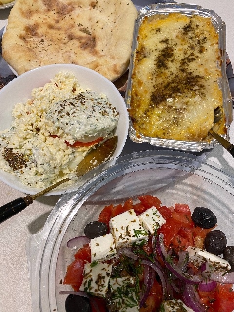 Сверху вниз: пита, мусака, греческий салат из помидоров, критский салат Дакос