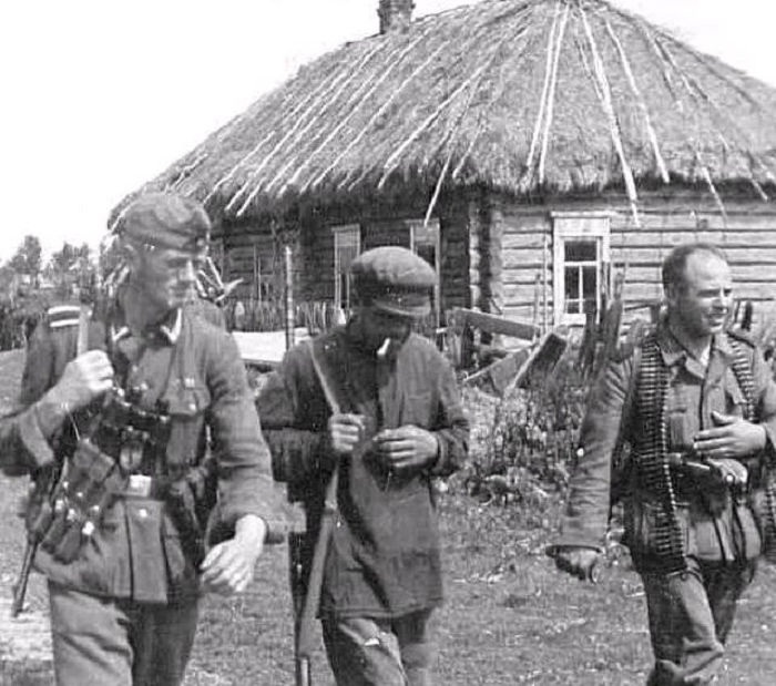 Немцы и их прислужники полицаи