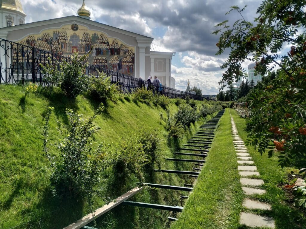 Канавка - это ров. А люди идут по насыпи вдоль оградки