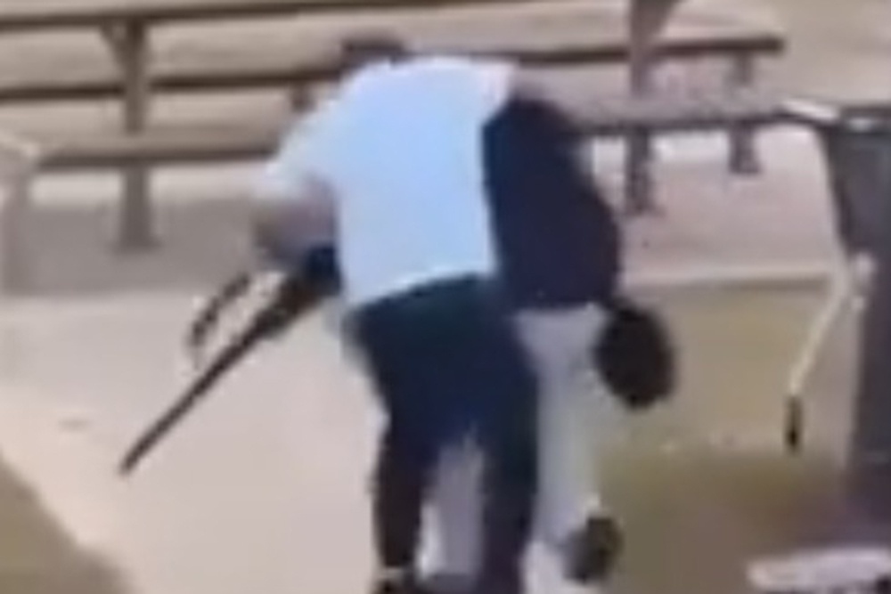    Одному из отдыхавших на пляже удалось подкрасться к террористу./соцсети