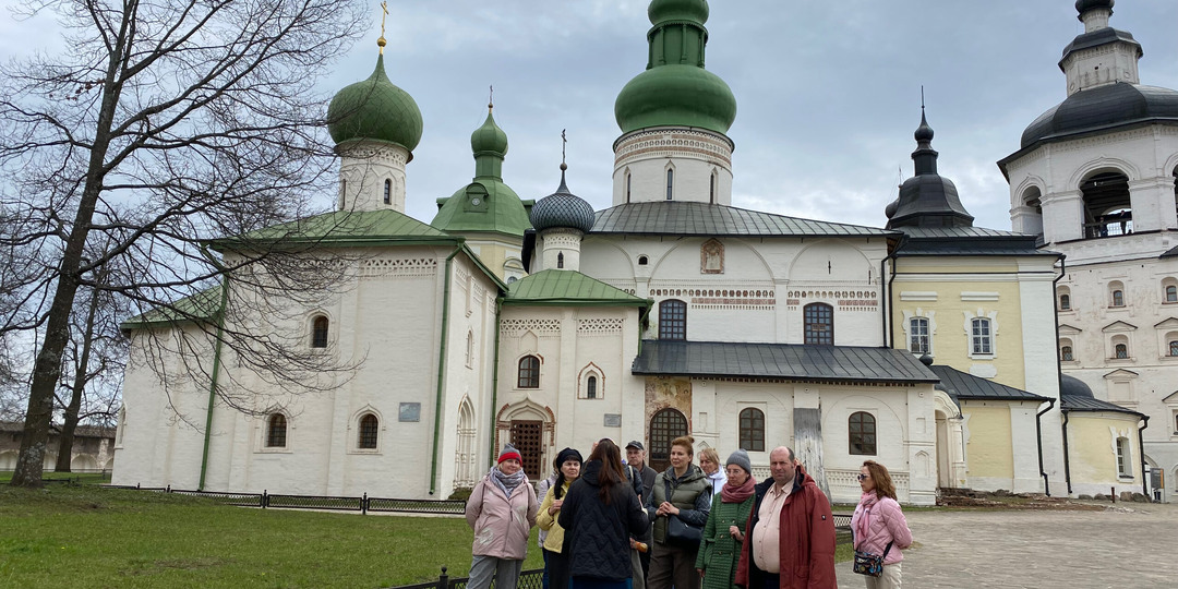 Кирилло-Белозерский монастырь #1. Чуть-чуть истории, кресло Никона и надгробия на мостовой