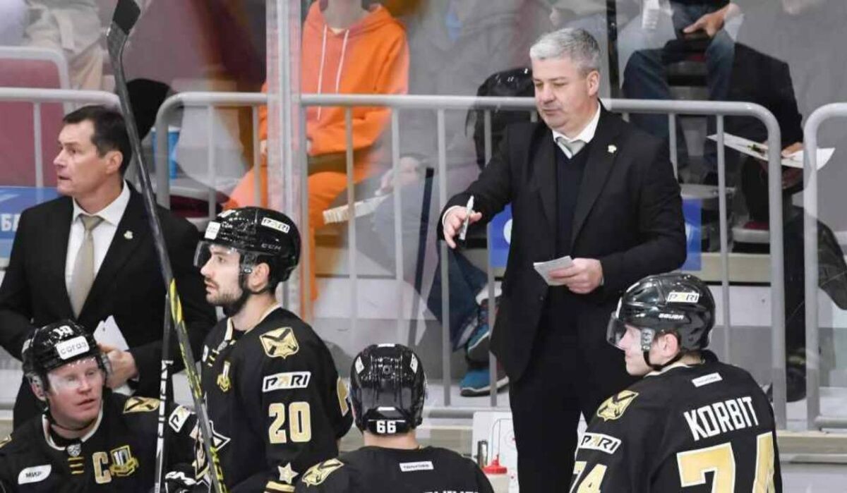     Тренер и хоккеисты "Адмирала". Источник: ria.ru Автор фото: Виталий Аньков