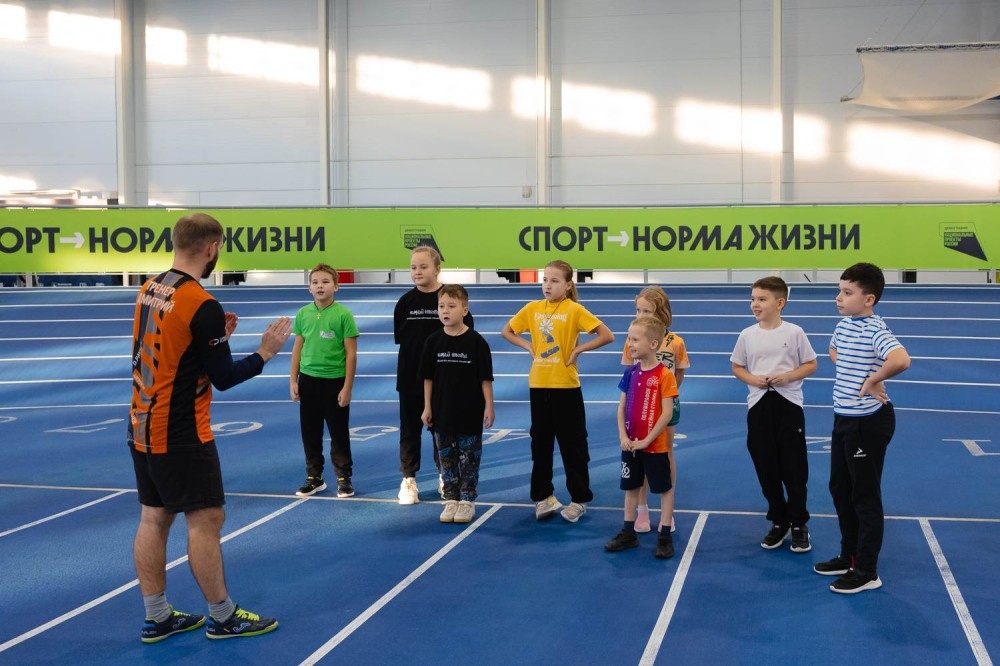    Семейную беговую тренировку провели на стадионе «Локомотив»