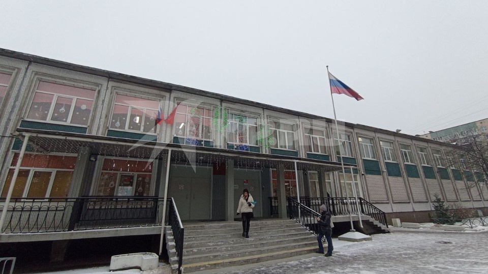    Обстановка у школы, журналисты ждут, когда детей отпустят. Александр ДЫБИН