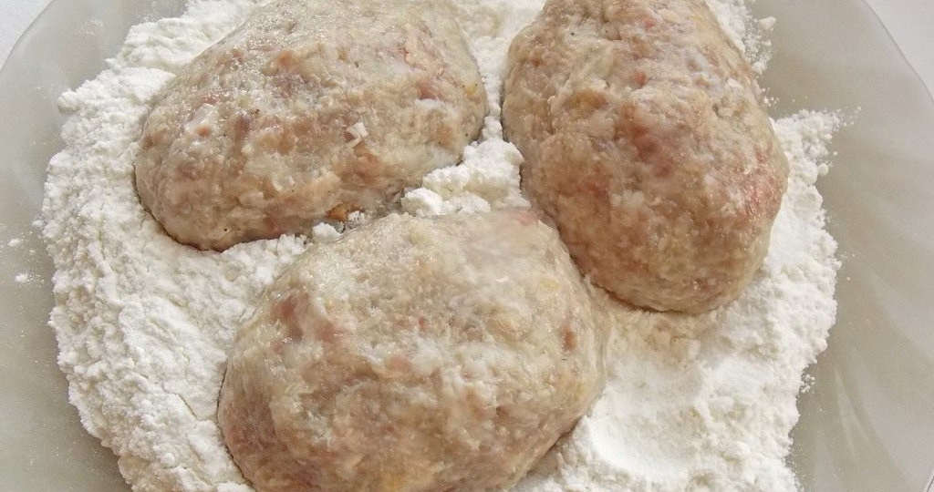 Как сделать панировку для котлет без хлеба: 6 идей с мукой, гречкой, вермишелью и манкой