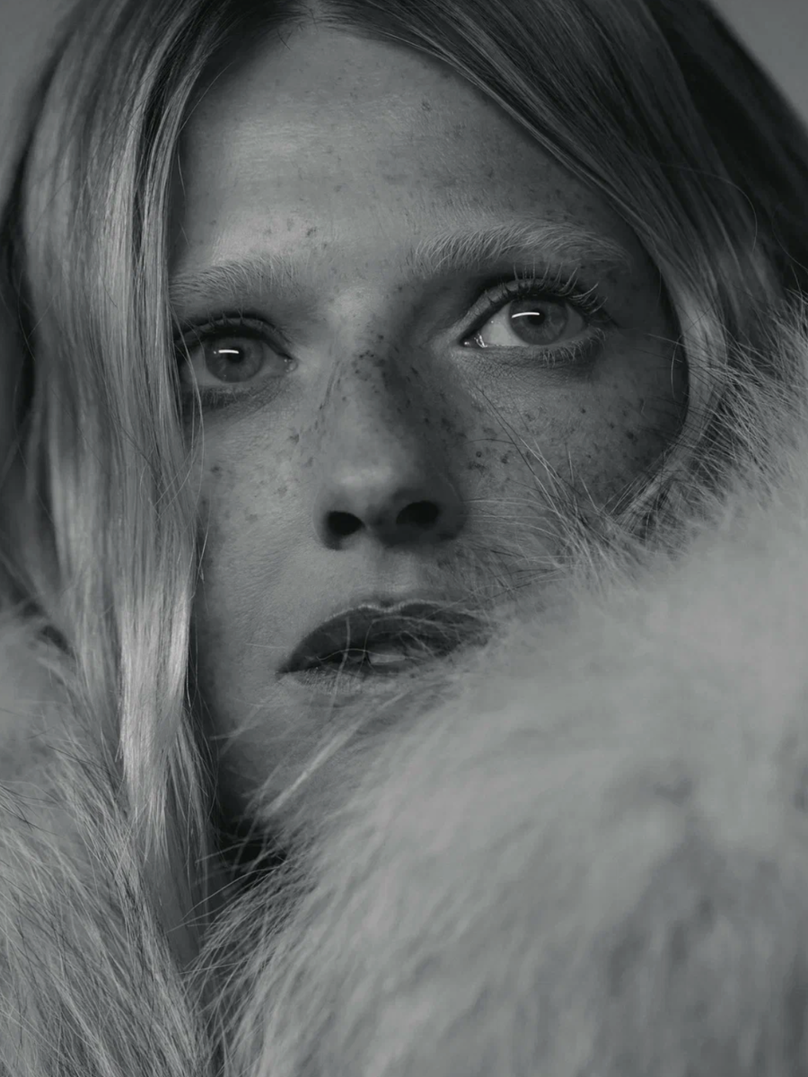     На Софье Эрнст: меховое пальто, «Хохлома»