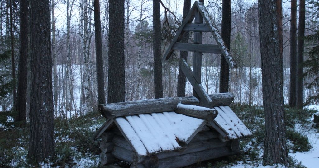Почему в православии запрещали ставить над могилами «домики»