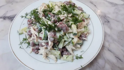 Салат из фасоли с огурцами и яблоками