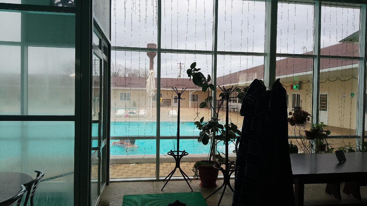 Вход в бассейн прямо из тёплого зала.