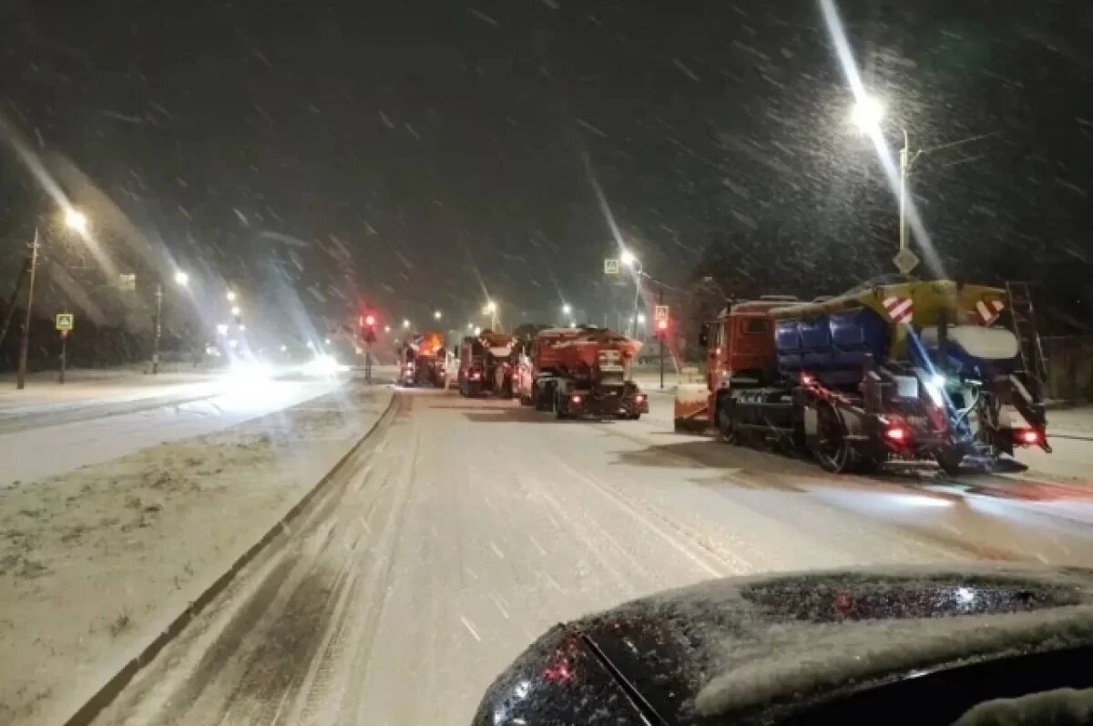    Коммунальные службы убирают снег в Пскове