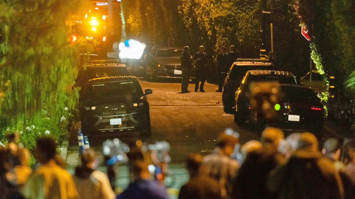    "Полиция у дома погибшего режиссера Роба Райнера в Лос-Анджелесе. Фото: Ethan Swope/AP/TASS"