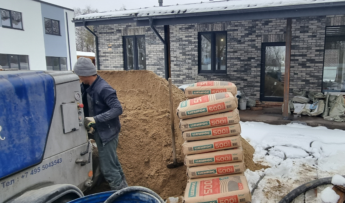 Подготовка цемента и других материалов для устройства стяжки