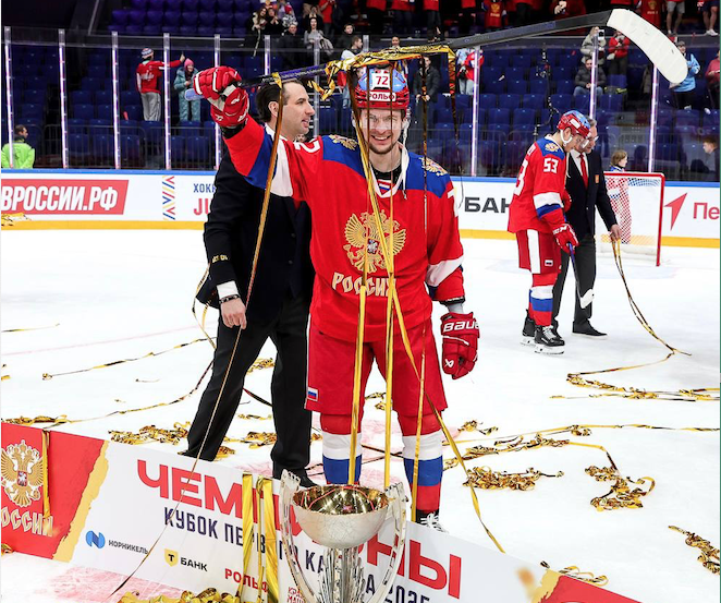 Роман Ротенберг празднует победу сборной России на Кубке Первого канала. Фото: соцсети ФХР. 