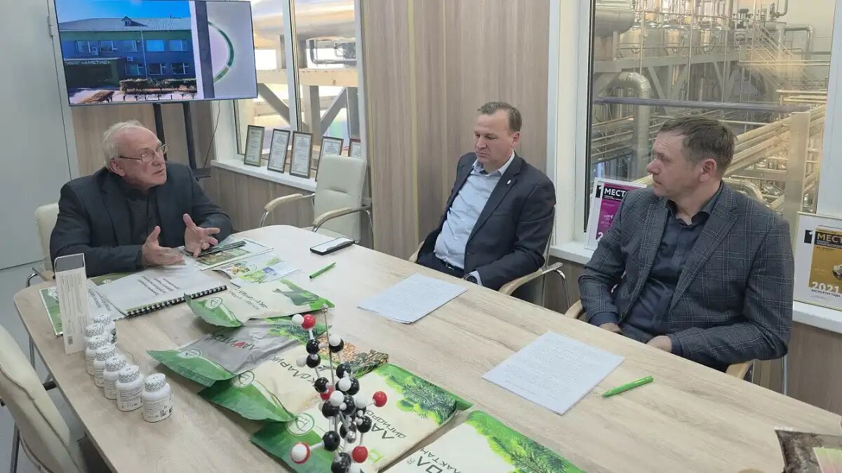Фото:пресс-служба ДальГАУ
Ректор ДальГАУ и гендиректор АО «Аметис» подписали договор о сотрудничестве по разработке и испытаниям биофунгицидов